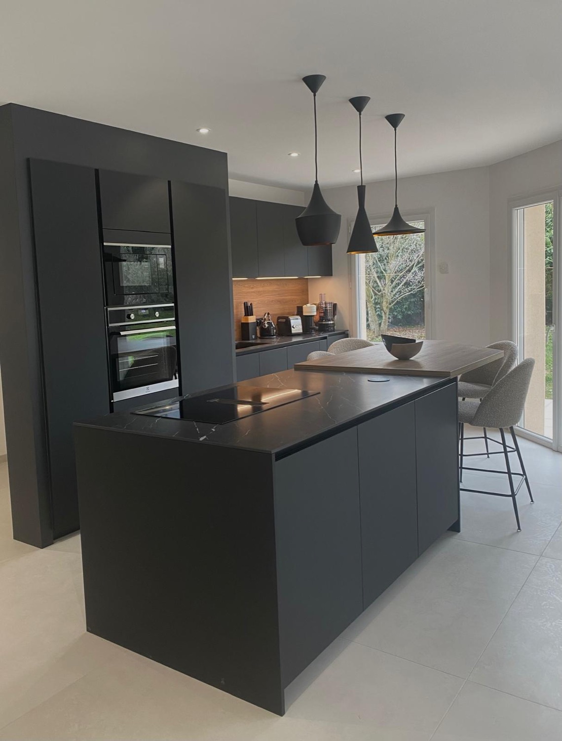 Cuisine anthracite et plan marbré