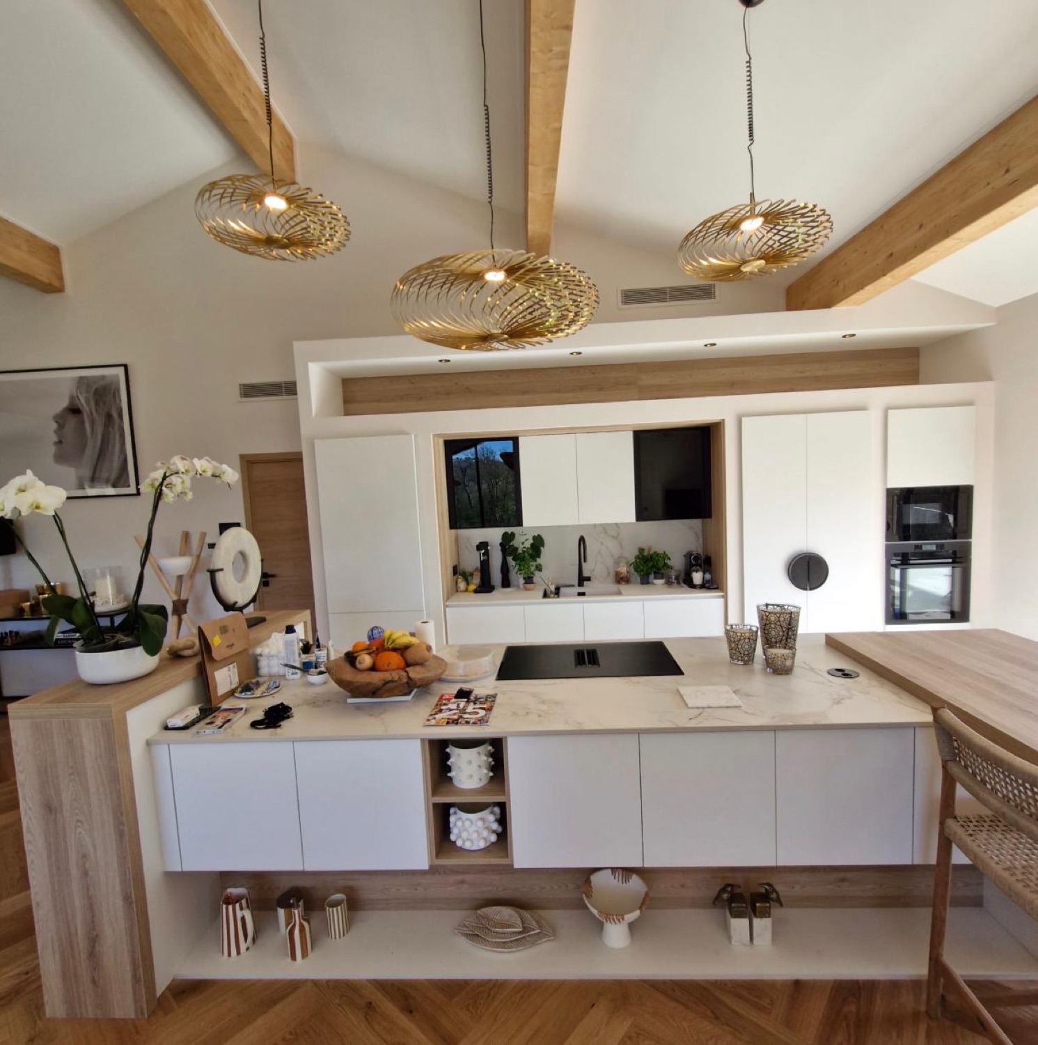 Cuisine sous charpente et parquet à chevrons