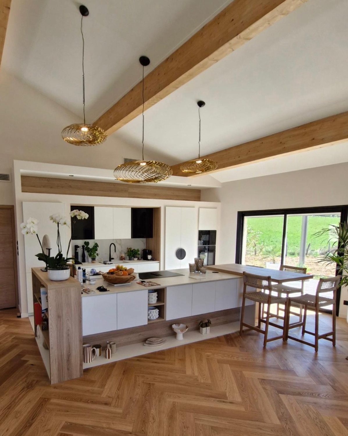 Cuisine sous charpente et parquet à chevrons